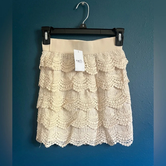 Rue21 NWT Lace Crochet Layered Mini Skirt - Small - Picture 3 of 5